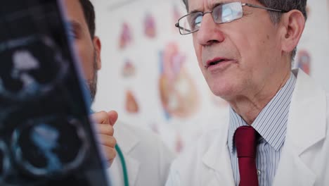 vista portátil de los médicos examinando los resultados de la radiología