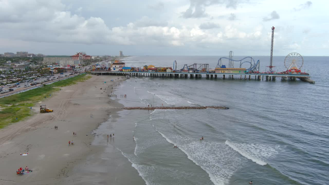 Cảnh trên không của cầu cảng ngoài khơi khu vực ven biển Đảo Galveston, Texas.
