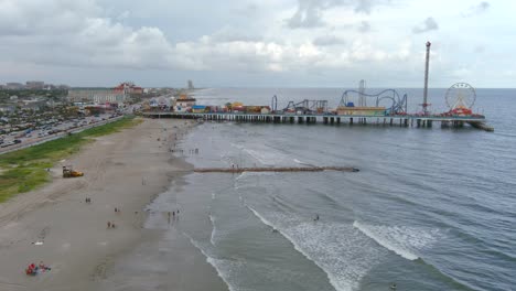 Vista-Aérea-Del-Muelle-Frente-A-La-Zona-Costera-De-La-Isla-De-Galveston,-Texas