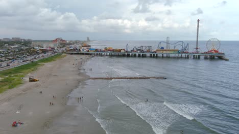 vista aérea del muelle frente a la zona costera de la isla de galveston, texas
