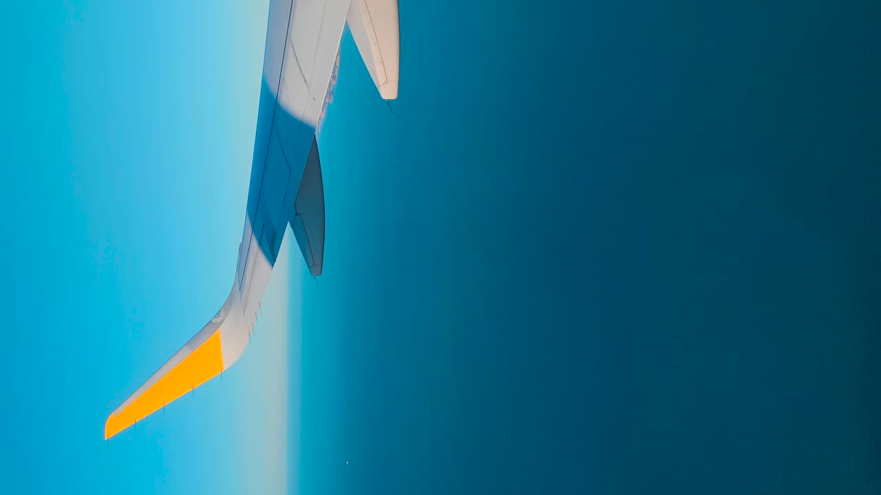 하늘과 바다가 있는 수평선에 있는 비행기 날개, 많은 카피스페이스