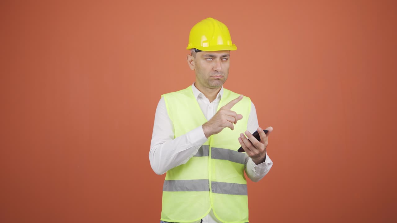 un ingeniero que hace cálculos relacionados con el trabajo.