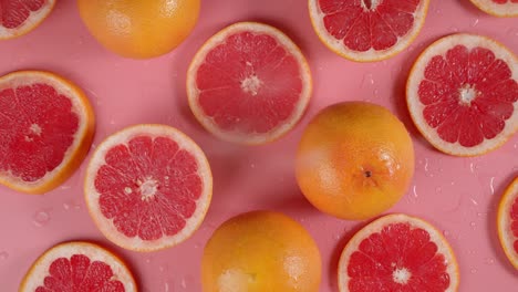 en rebanadas redondas de pomelo caen gotas de agua.