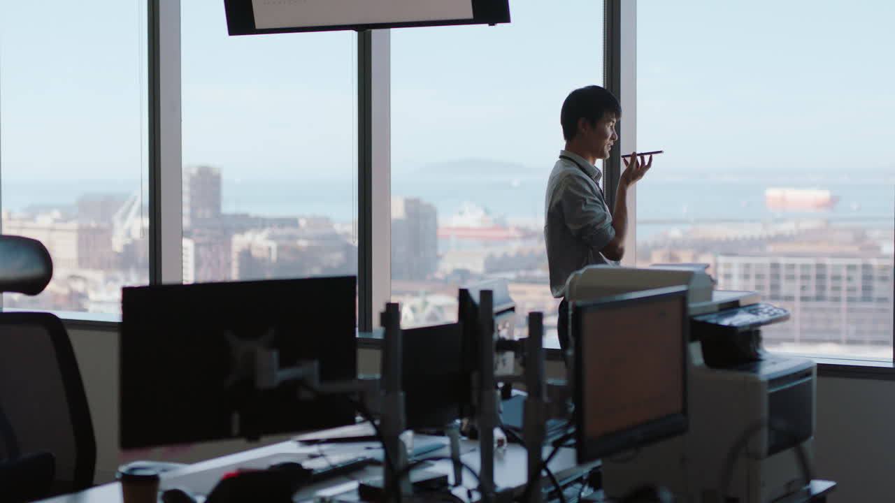empresário asiático usando smartphone conversando com cliente consultor financeiro negociando acordo de negócios executivo de vendas corporativo compartilhando conselhos de especialistas fazendo uma ligação telefônica no escritório olhando pela janela