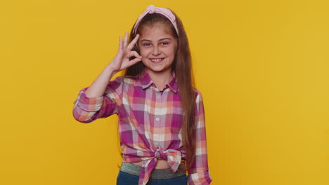 Happy-cheerful-child-girl-kid-looking-approvingly-at-camera-showing-ok-gesture,-positive-like-sign