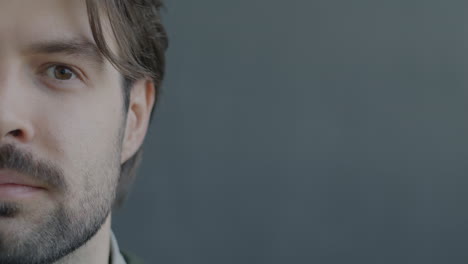 primer plano de la cara de un hombre
