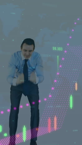 animación de datos financieros sobre el mapa del mundo y un hombre de negocios caucásico gritando de alegría