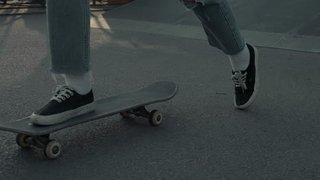 Die-Füße-Eines-Nicht-Erkennbaren-Skatermädchens-Auf-Einem-Skateboard-2