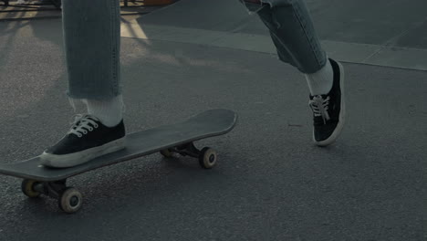 die füße eines nicht erkennbaren skatermädchens auf einem skateboard 2