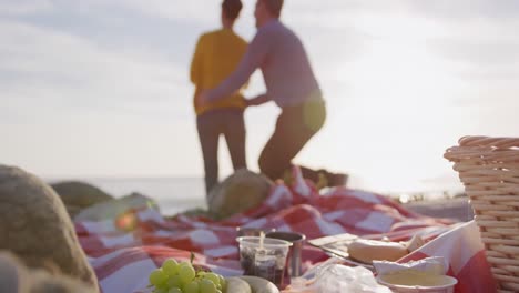 una pareja abrazándose junto al mar.