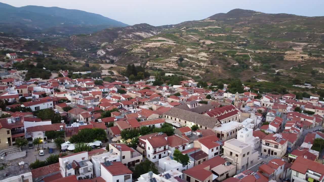 imágenes aéreas de drones del pueblo tradicional del valle del campo omodos, en limassol, chipre-1