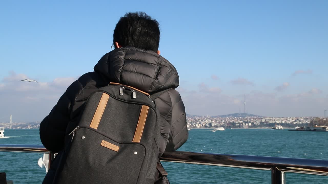 바다를 바라보는 남자