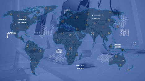 Animación-Del-Mapa-Mundial-Y-Procesamiento-De-Datos-Contra-El-Escritorio-De-Oficina