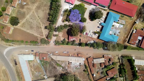 antena de arriba hacia abajo de coloridos tejados con estacionamiento en una pequeña ciudad de kenia