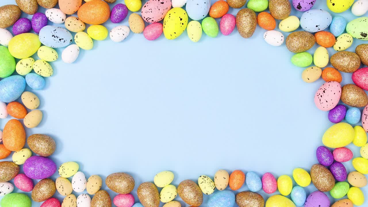 красочные пасхальные яйца делают копию пространственной рамки и перемещаться на пастельно-синем фоне. остановить движение