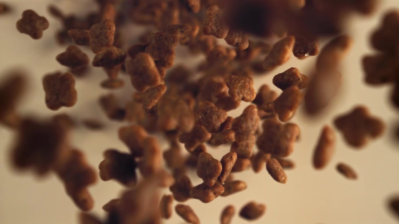 Deliziosi pezzi di cereali al cioccolato che cadono al rallentatore