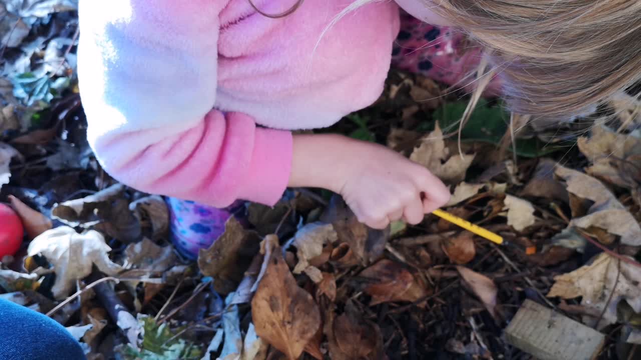 mi hija jugando afuera, en la naturaleza