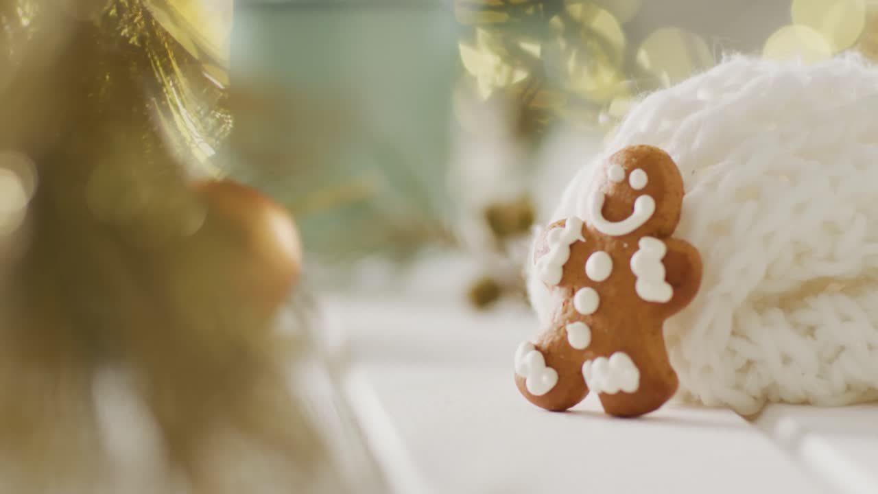 video de hombres de pan de jengibre y chocolate caliente sobre el árbol de navidad y las luces