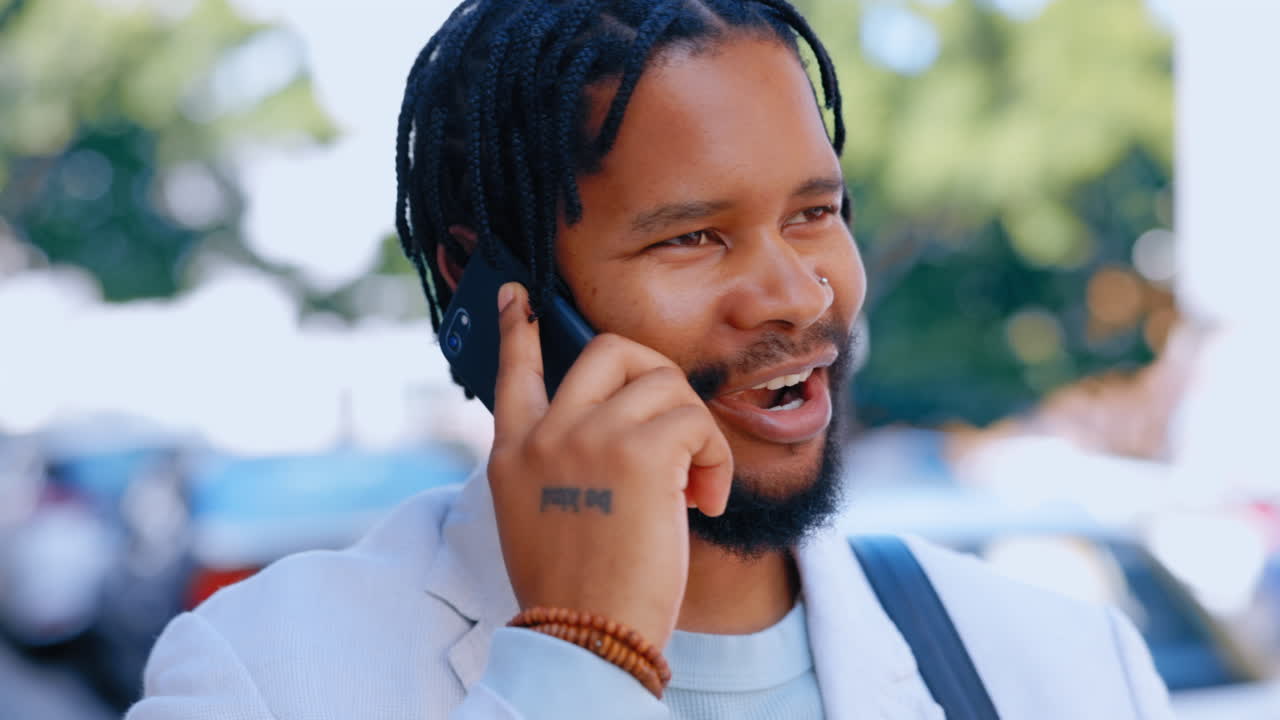 negocios, llamada telefónica y hombre negro hablando