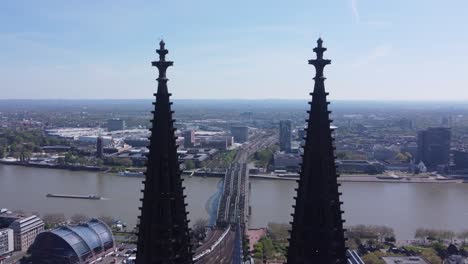 Hohenzollernbrücke-Und-Blick-Auf-Den-Rhein-Durch-Die-Türme-Des-Kölner-Doms