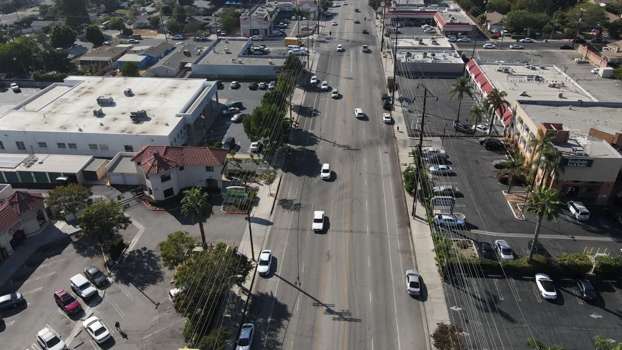 바쁜 도로를 따라 이동하는 교통