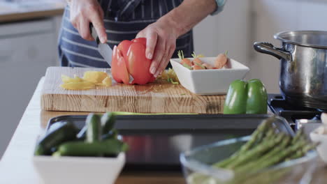 Kaukasische-Frau-Mittleren-Alters-Bereitet-Essen-Zu,-Kocht-In-Der-Küche-Zu-Hause,-Zeitlupe