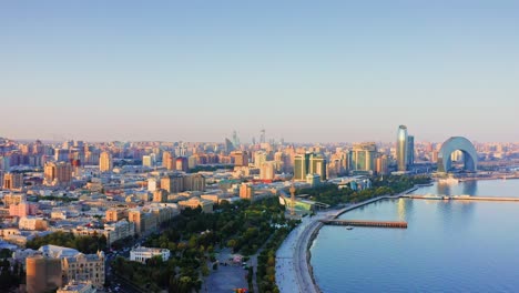 volando a lo largo de la costa en el centro de la ciudad de baku, azerbaiyán