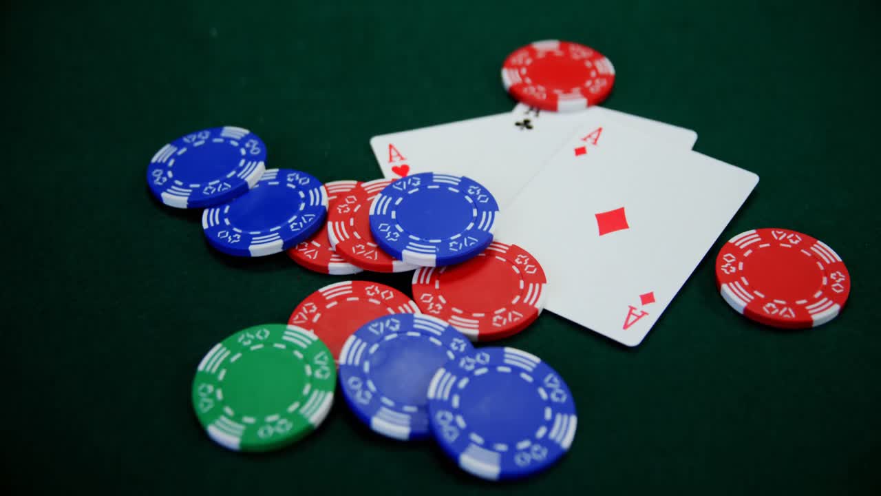 cartas de juego y fichas de casino en la mesa de póquer 4k