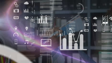 animación del procesamiento de datos financieros e iconos sobre diversas personas de negocios en la oficina