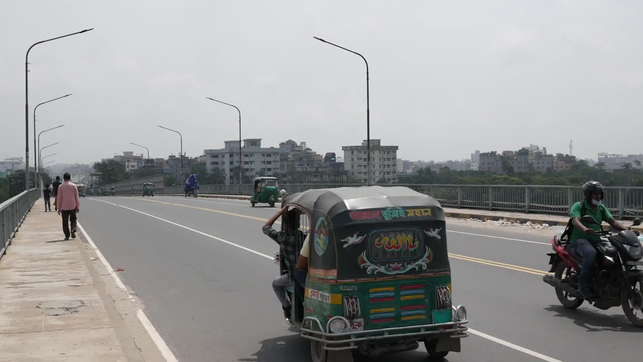 escena callejera de un puente en bangladesh