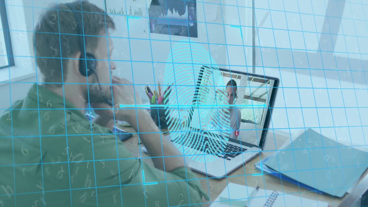 animación de huella digital biométrica sobre un hombre caucásico usando auriculares de teléfono y computadora portátil