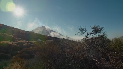 paisaje natural con carretera de las tierras altas y sol brillante en tenerife