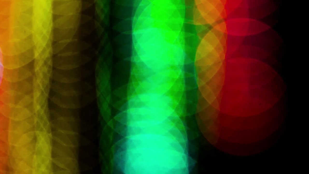 Zářivé barevné světelné pruhy bokeh pohybující se svisle.
