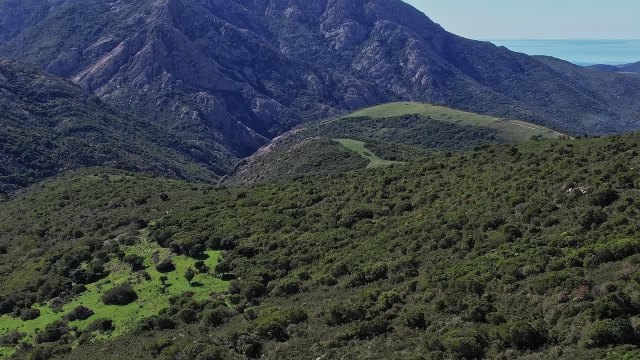 Esplorare le montagne verdi e le colline della Corsica in Francia