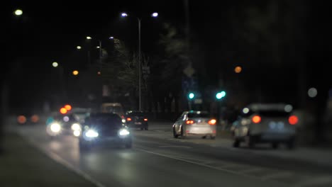 Los-Coches-Circulan-De-Noche-En-Un-Entorno-Urbano