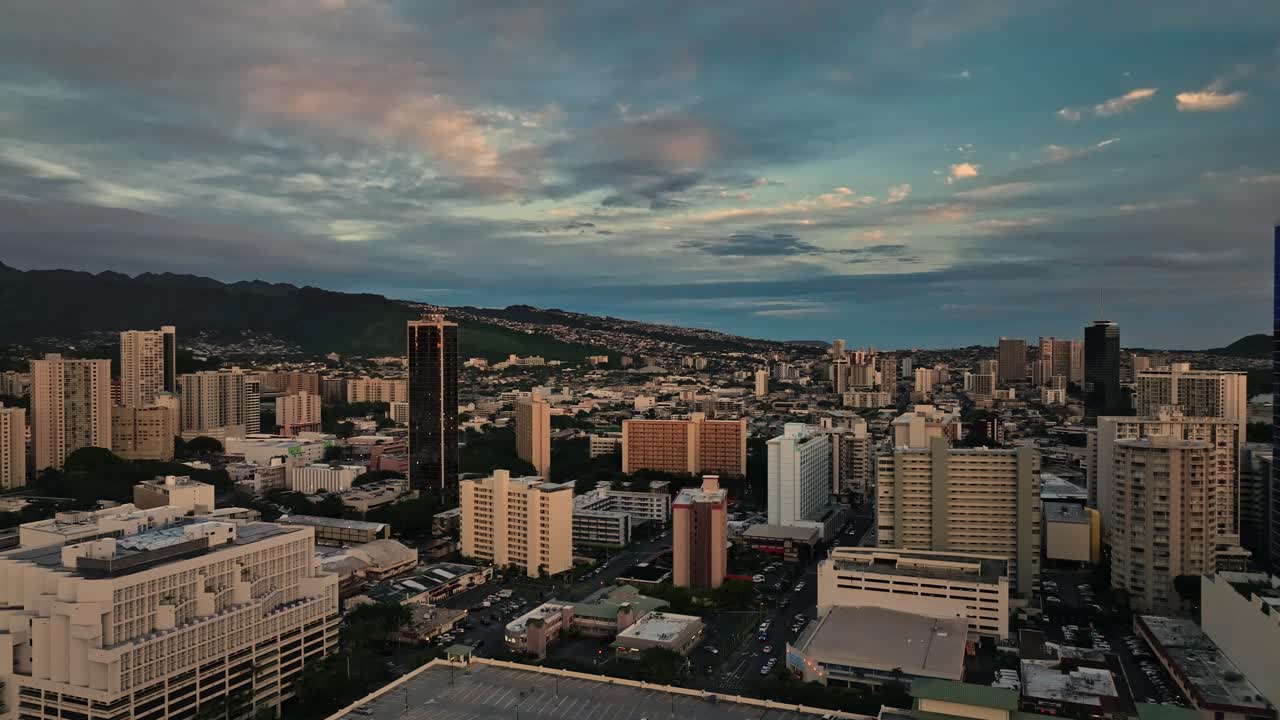 Una ripresa introduttiva con drone di Honolulu