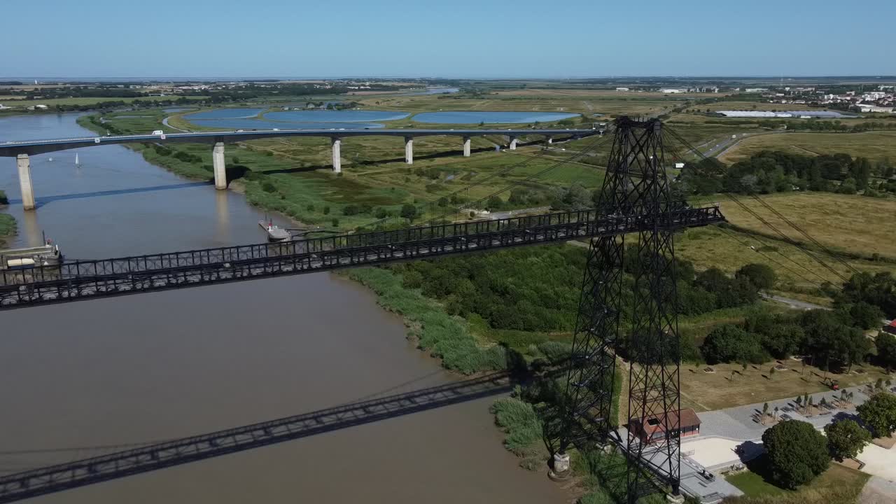 vista aérea del puente de transporte de rochefort sur mer, francia