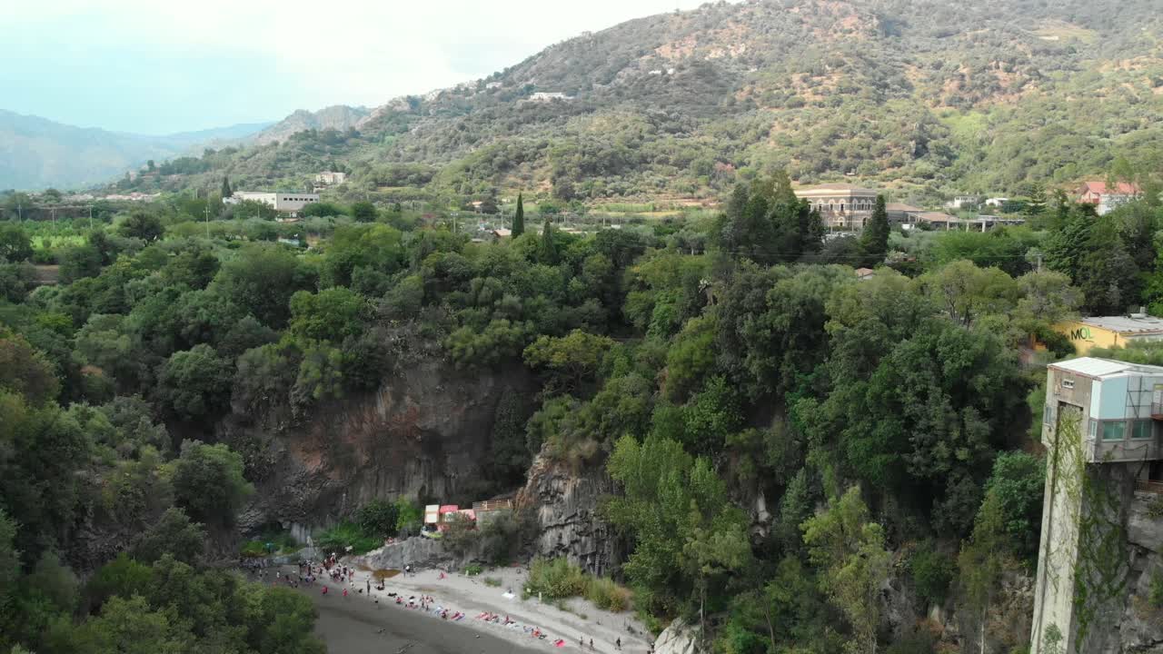 dolly aéreo de 4k en: dron volando sobre las gargantas de alcantara, un impresionante canal de columnas de lava erosionadas naturalmente en barrancos, cañones y cuevas
