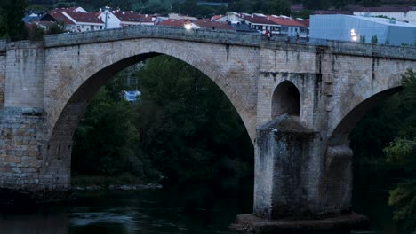 Crepúsculo-En-El-Puente-Romano-De-Ourense,-España
