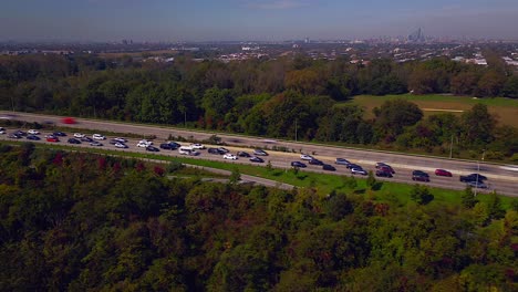 un lapso de tiempo aéreo del tráfico en el belt parkway y la orilla de la bahía de jamaica en un día soleado en brooklyn, nueva york