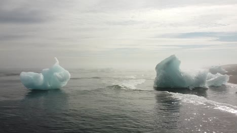 icebergs en la playa de diamantes en el sureste de islandia, carro aéreo bajo en