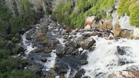 Toma-Aérea-De-Agua-Que-Fluye-Sobre-Una-Cascada-En-Ontario