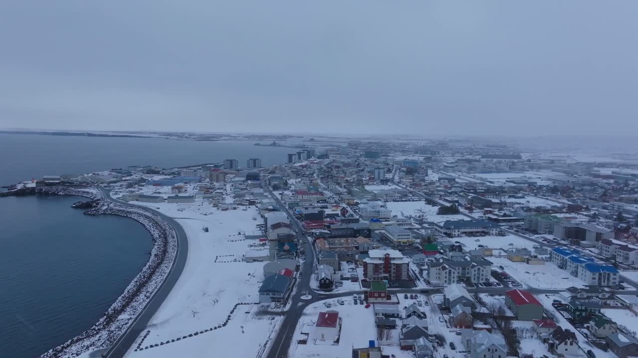 Drohnenaufnahme der Stadt Keflavík und der Winterlandschaft in Island
