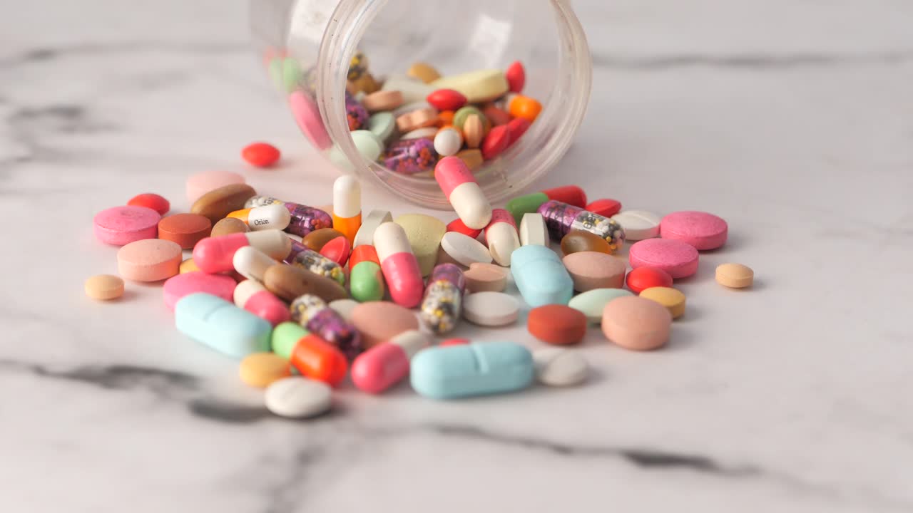 medicamentos variados en la superficie de mármol