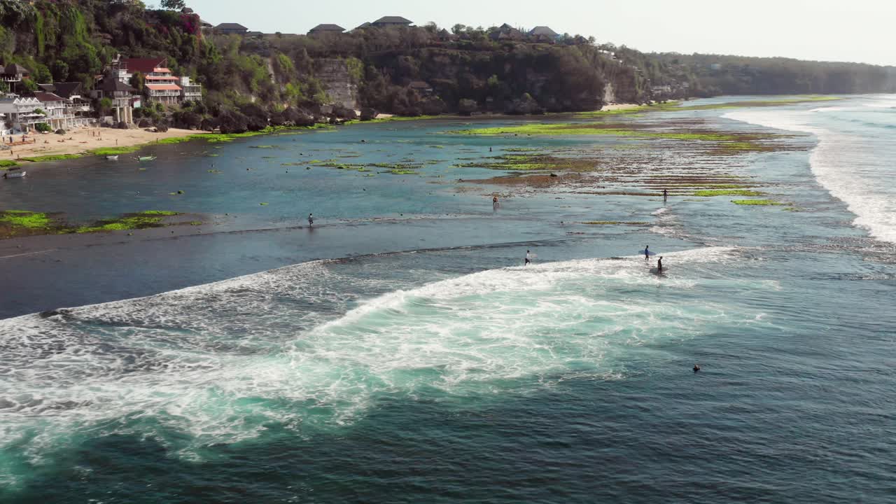 화창한 날 울루와투 절벽에서 빙인의 서핑 장소