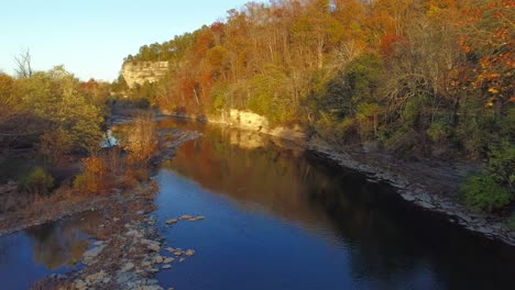 Luftaufnahme,-Die-Den-Elkhorn-Creek-In-Der-Fallklippe-Hinunterfährt,-Die-Vom-Wasser-Reflektiert-Wird