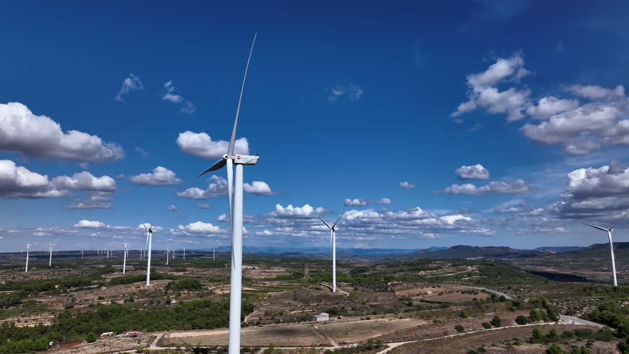 hermosa vista cinematográfica del parque de molinos de viento en coll