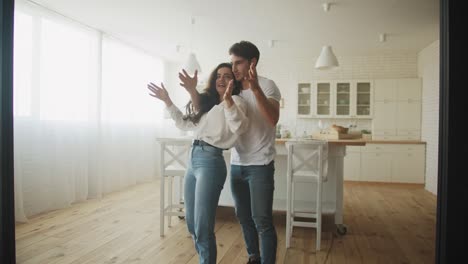 propietarios felices que planean el diseño de interiores en una nueva cocina. abrazos familiares en casa