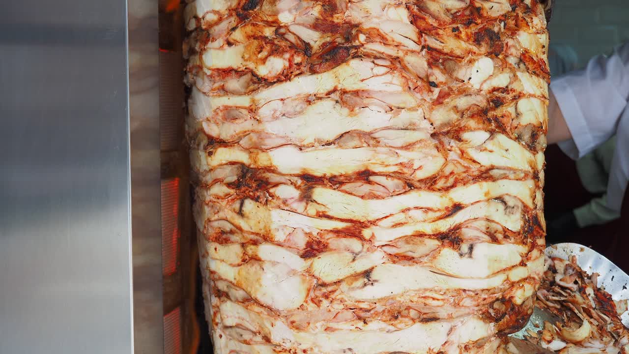 shawarma de pollo en una rostera vertical