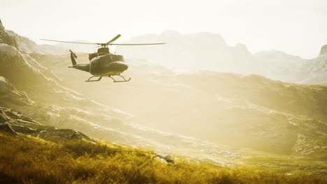 Helicóptero-De-La-época-De-La-Guerra-De-Vietnam-En-Cámara-Lenta-En-Las-Montañas